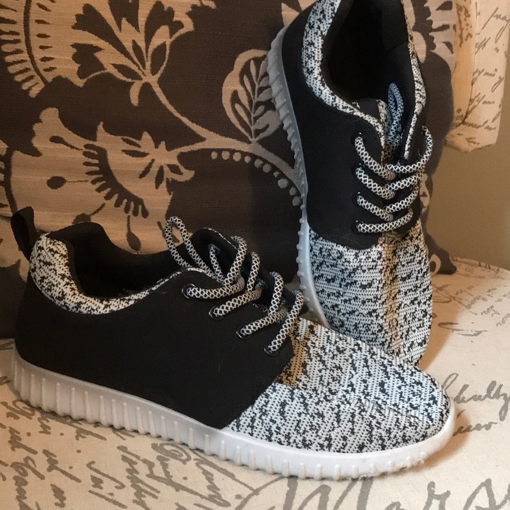 Black and white tennis shoes